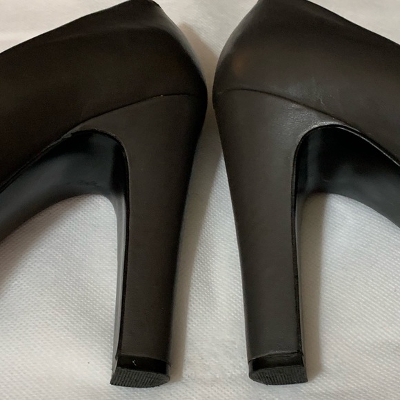 Like new dark grey Nine West heels. - Picture 4 of 6